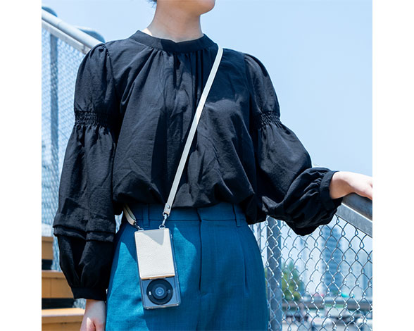 AQUOS R8 pro SH-51D ショルダーストラップ付きレザーケース 「SHOULDER POCKET」 ライトグレー 4