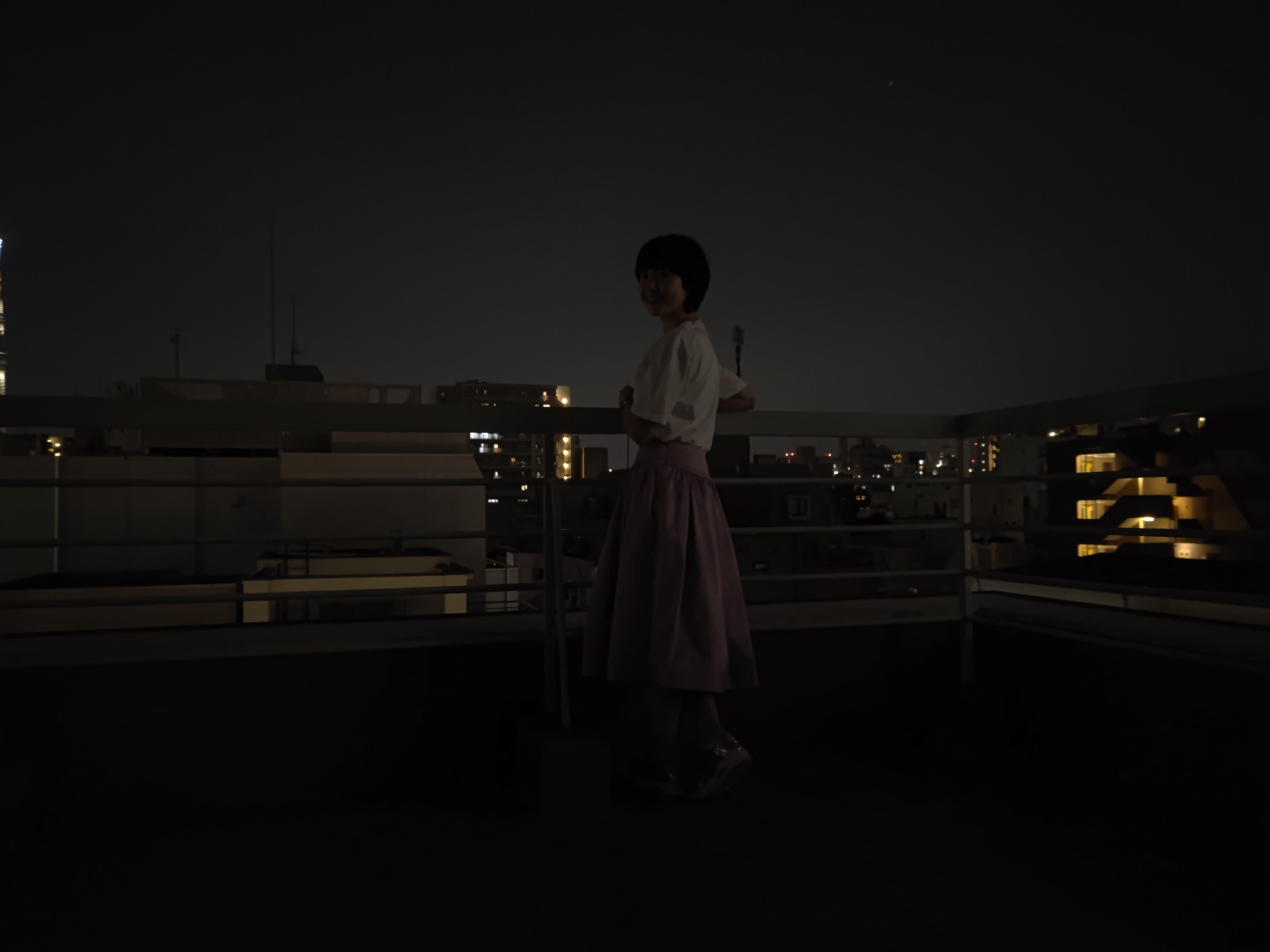 通常モードで撮影した黒田さんの写真。夜なので全体的に暗い
